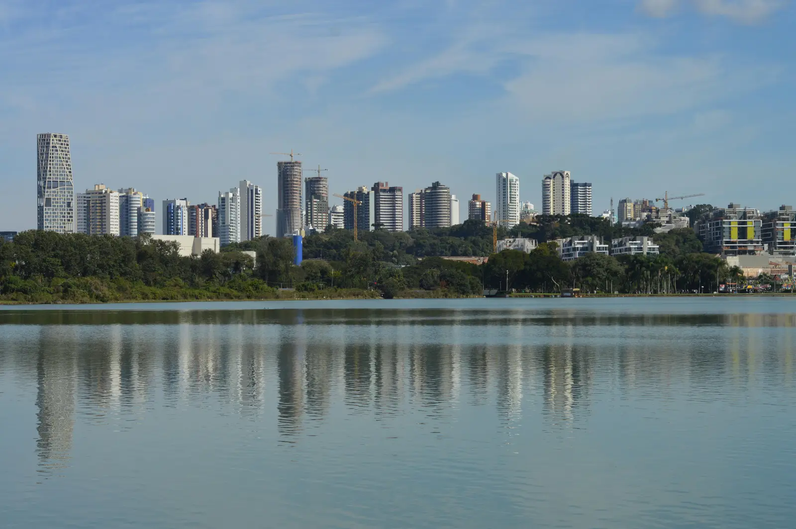 Prédios residenciais à beira de um lago